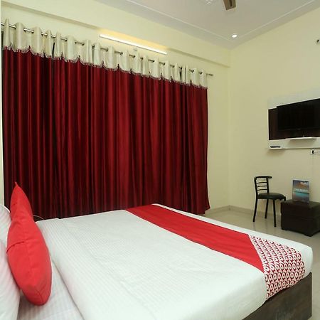 Oyo 16995 Sr Blessings Hotel Chinhat Exterior foto