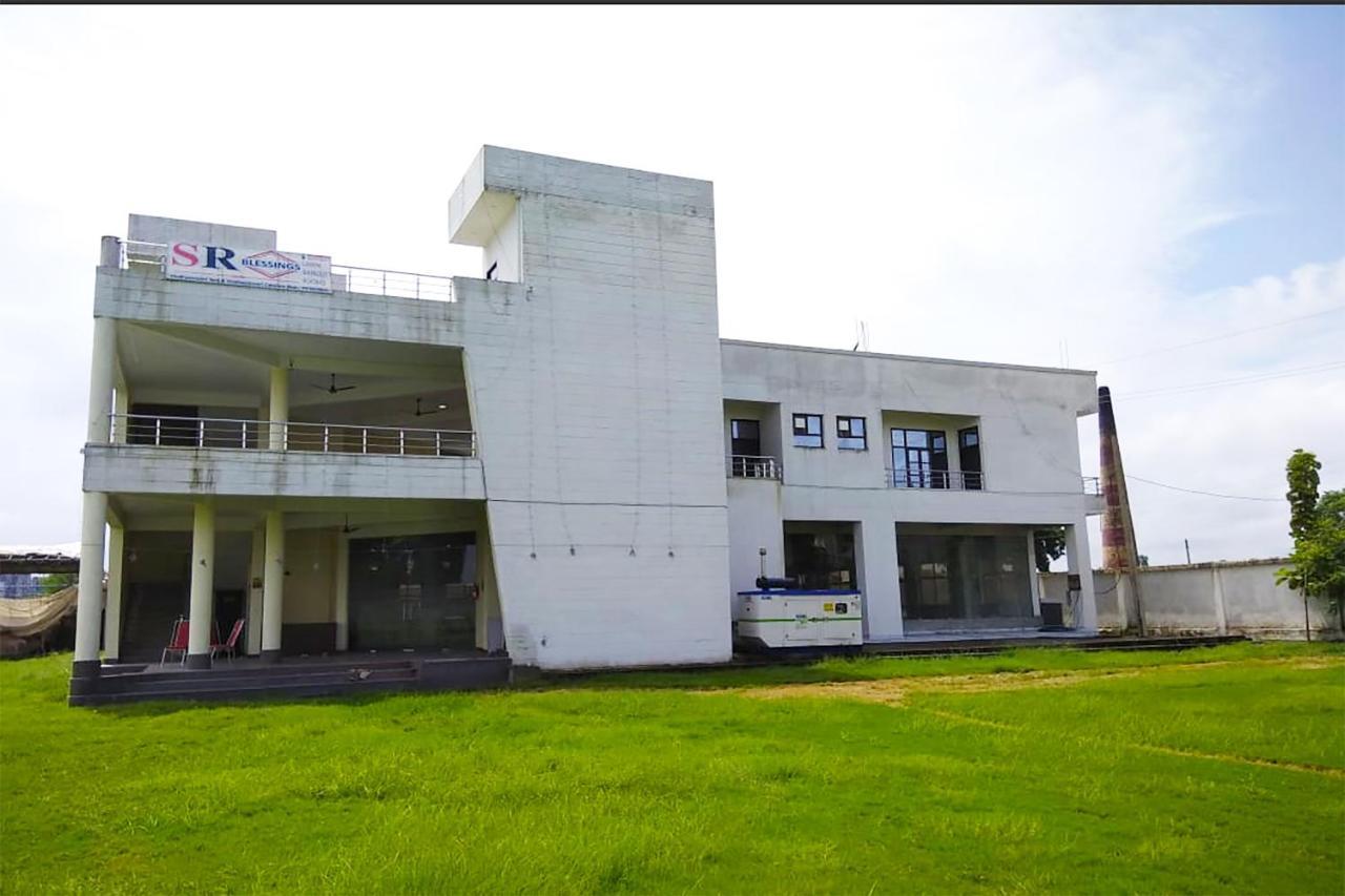 Oyo 16995 Sr Blessings Hotel Chinhat Exterior foto