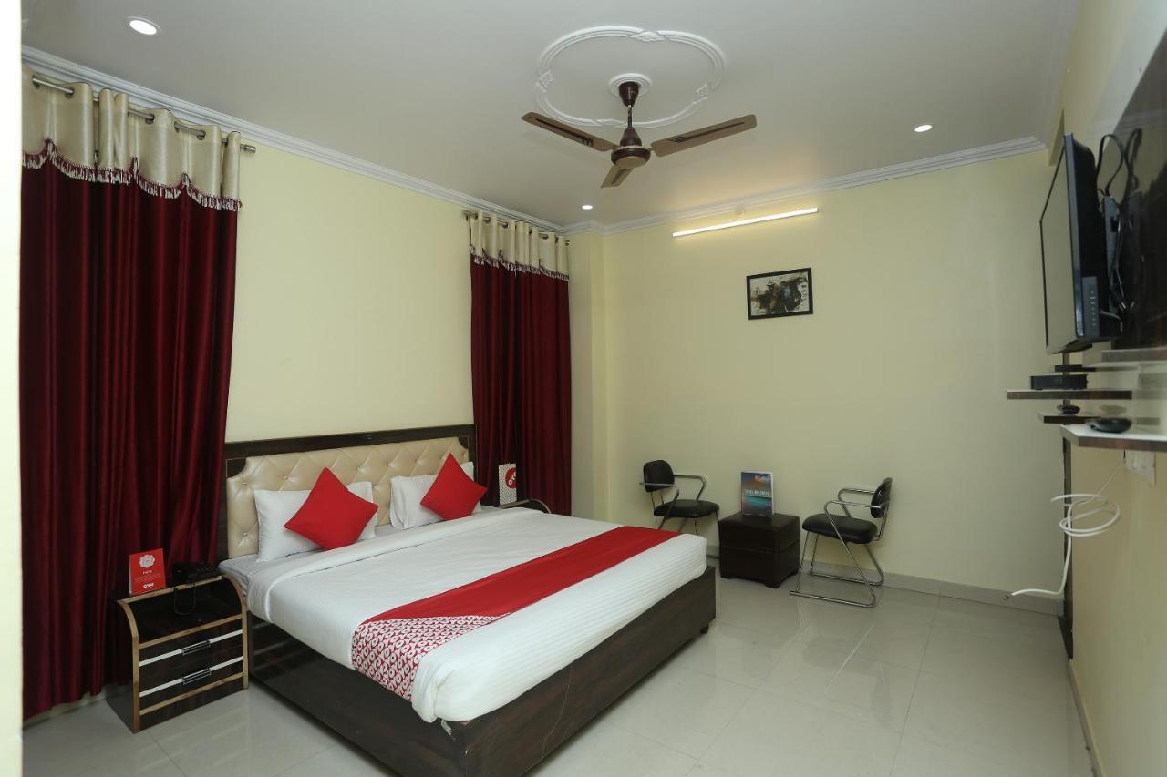 Oyo 16995 Sr Blessings Hotel Chinhat Exterior foto