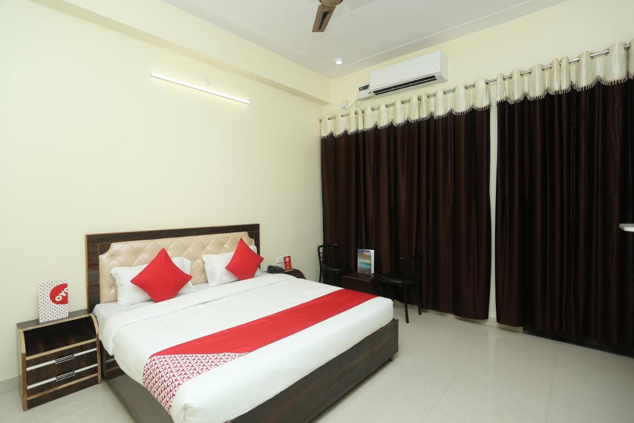 Oyo 16995 Sr Blessings Hotel Chinhat Exterior foto