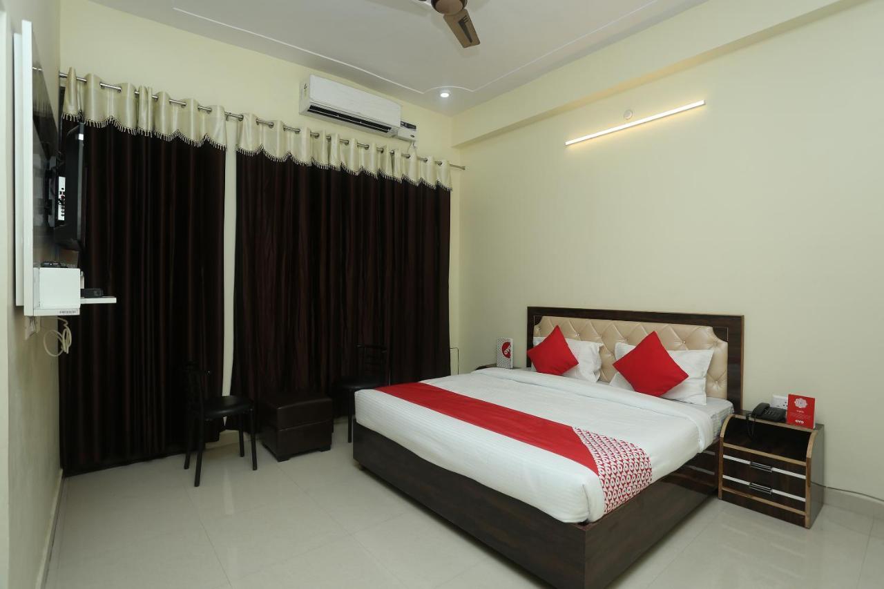 Oyo 16995 Sr Blessings Hotel Chinhat Exterior foto