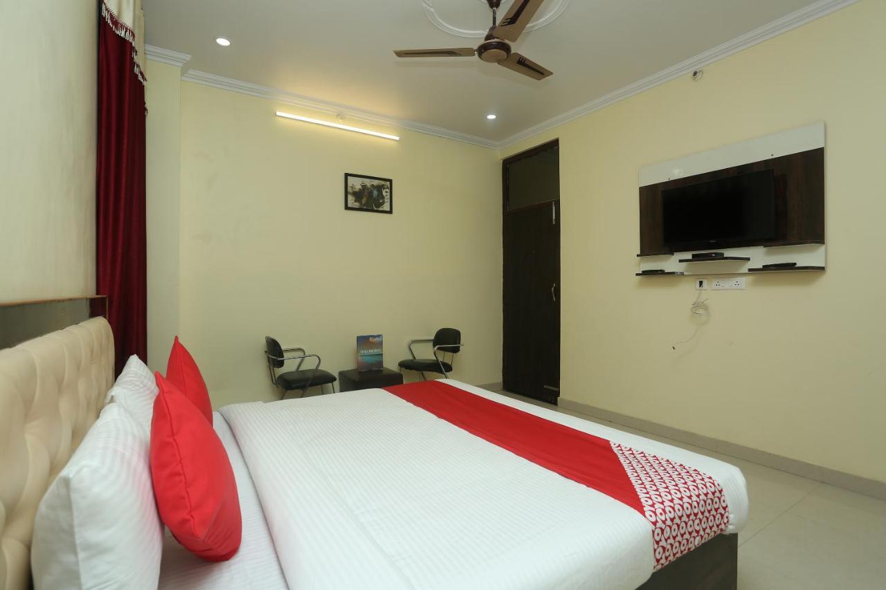 Oyo 16995 Sr Blessings Hotel Chinhat Exterior foto