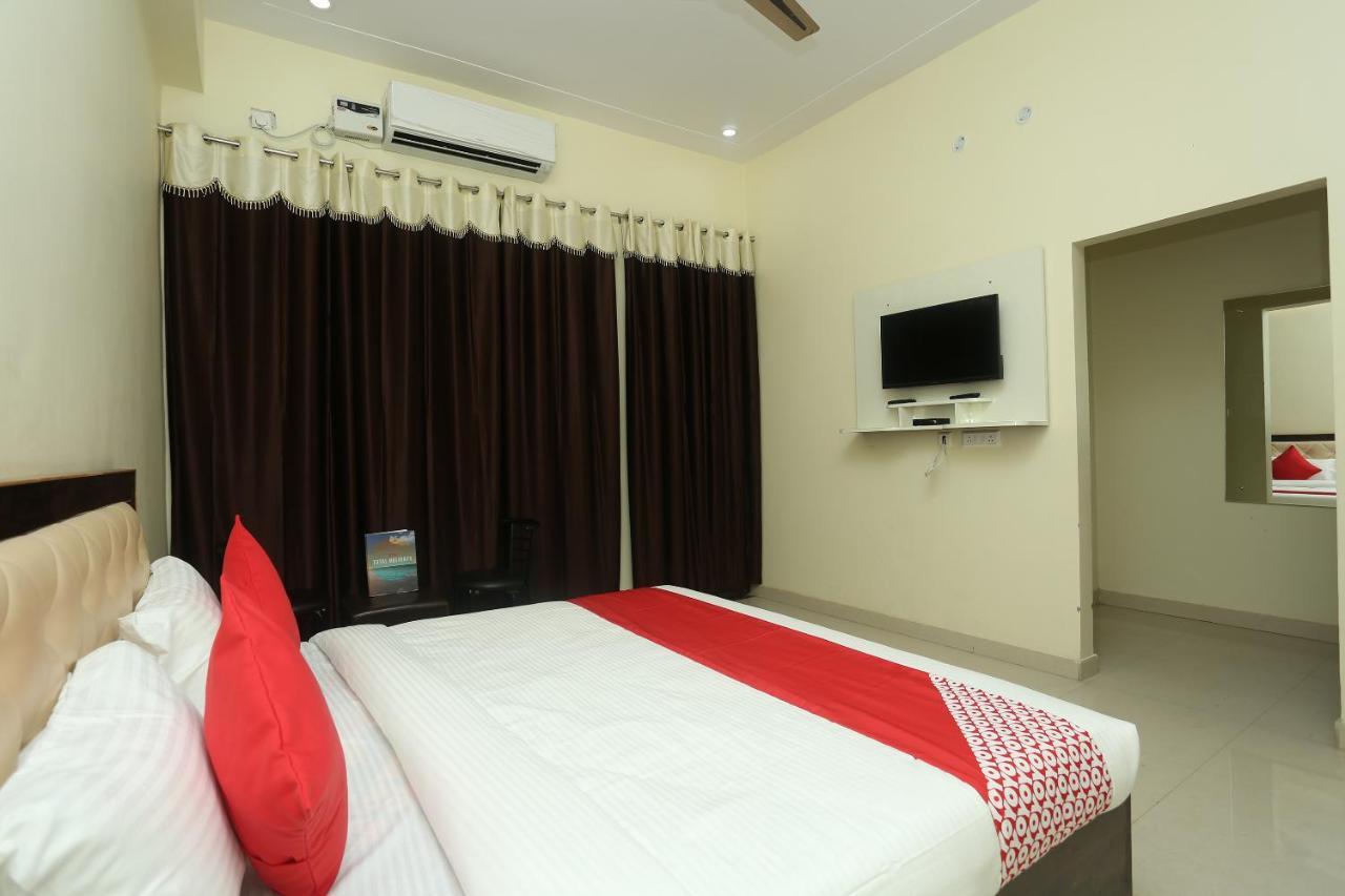 Oyo 16995 Sr Blessings Hotel Chinhat Exterior foto
