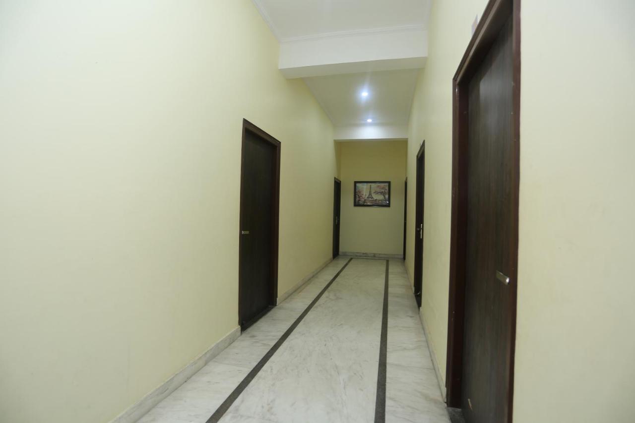 Oyo 16995 Sr Blessings Hotel Chinhat Exterior foto
