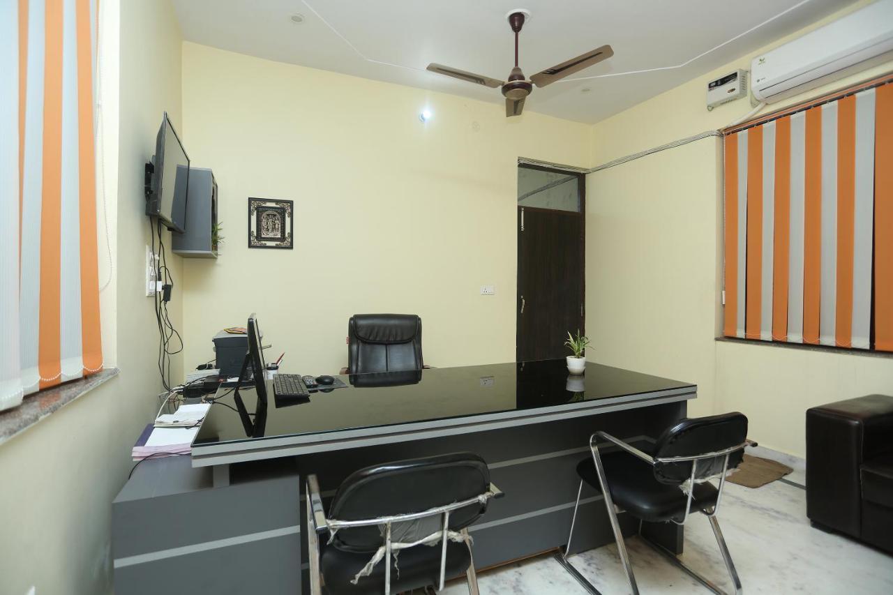 Oyo 16995 Sr Blessings Hotel Chinhat Exterior foto