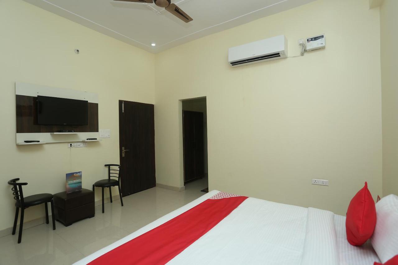 Oyo 16995 Sr Blessings Hotel Chinhat Exterior foto