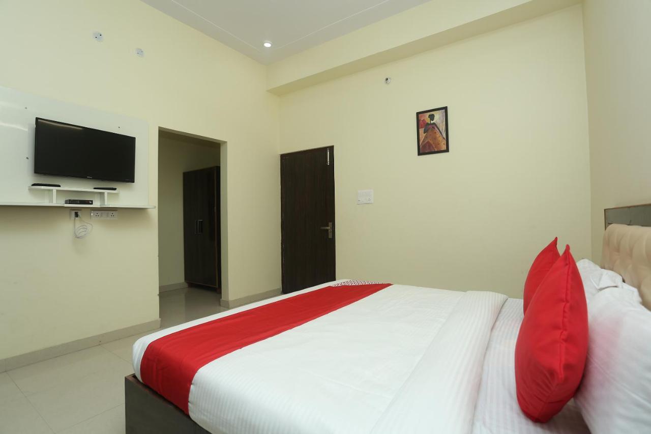 Oyo 16995 Sr Blessings Hotel Chinhat Exterior foto