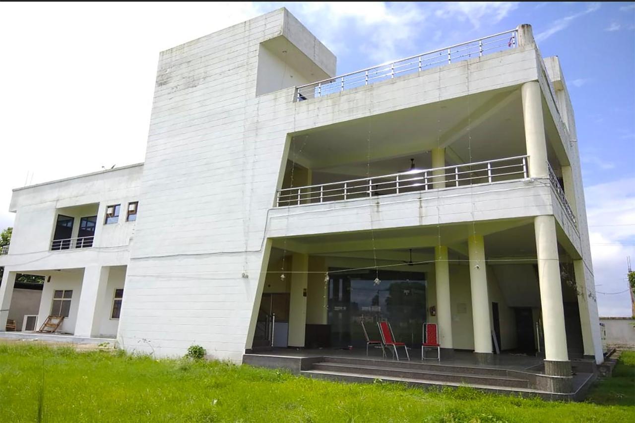 Oyo 16995 Sr Blessings Hotel Chinhat Exterior foto