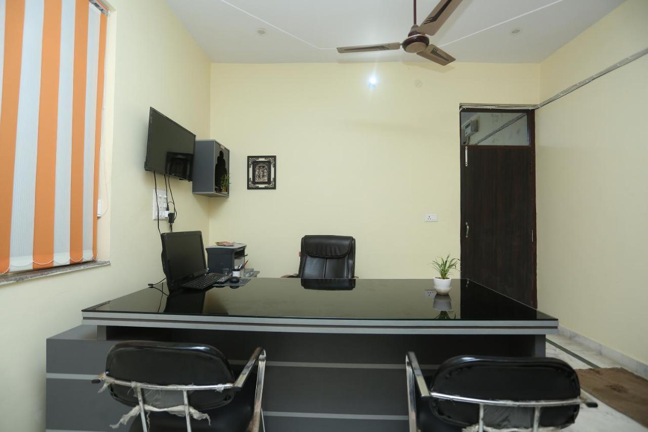 Oyo 16995 Sr Blessings Hotel Chinhat Exterior foto