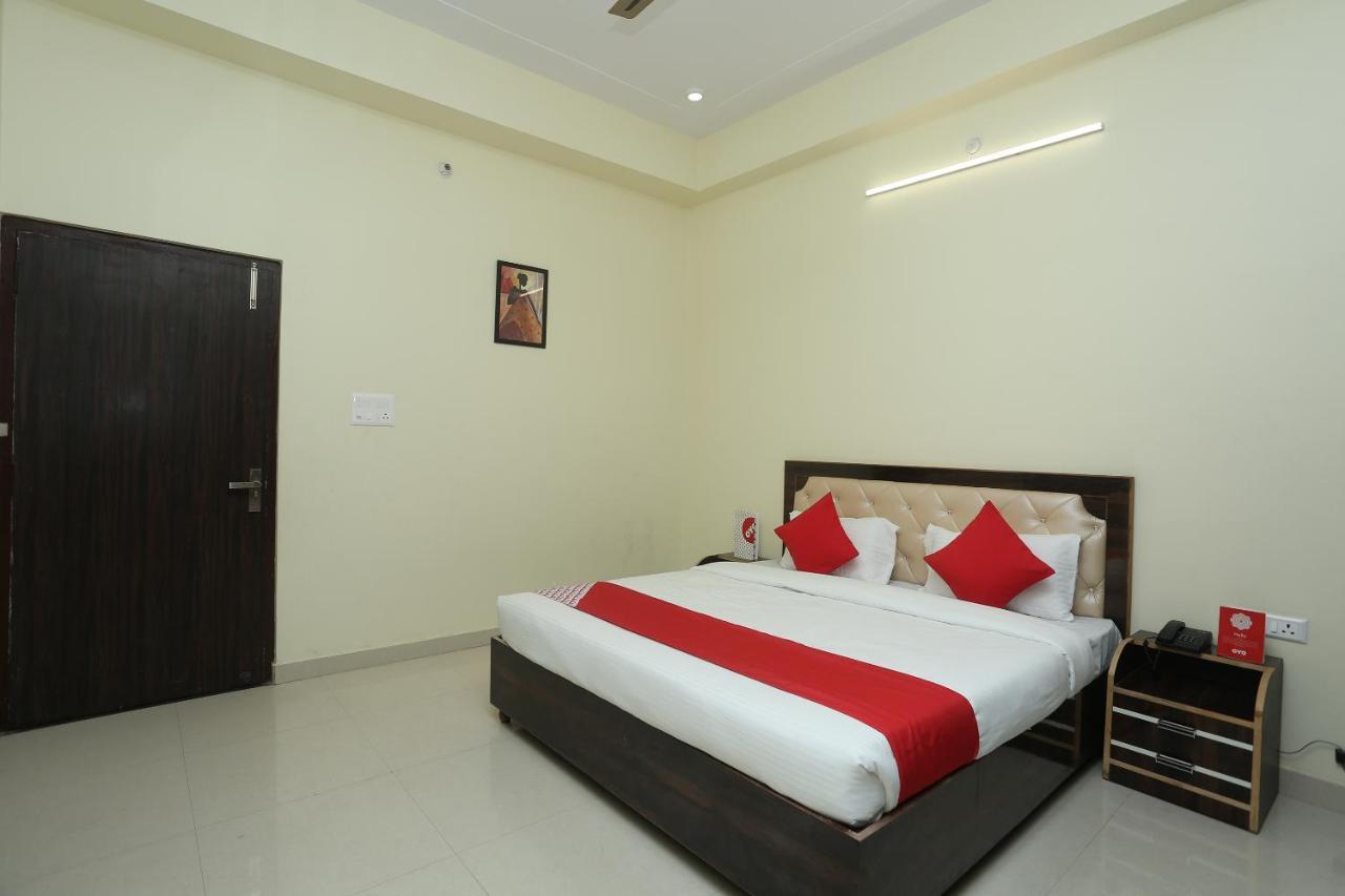 Oyo 16995 Sr Blessings Hotel Chinhat Exterior foto
