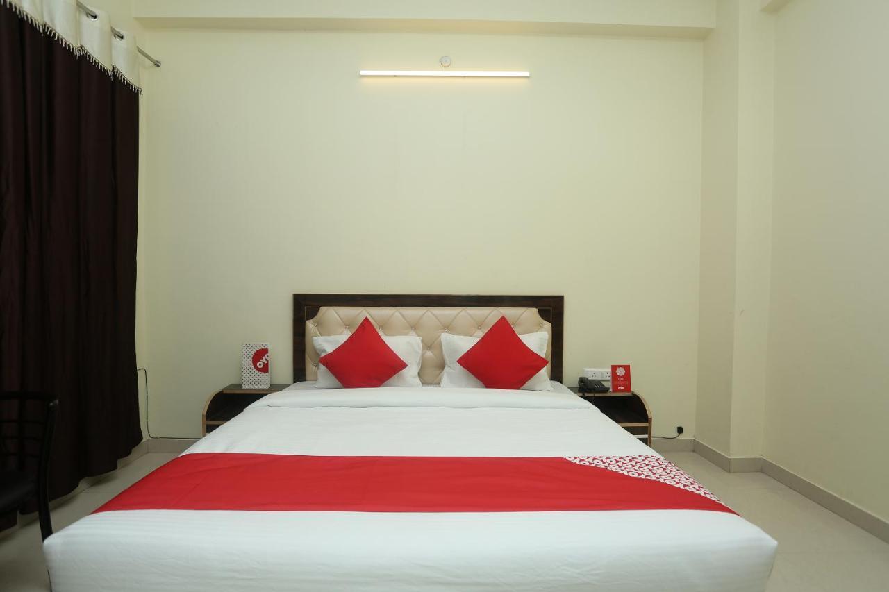 Oyo 16995 Sr Blessings Hotel Chinhat Exterior foto