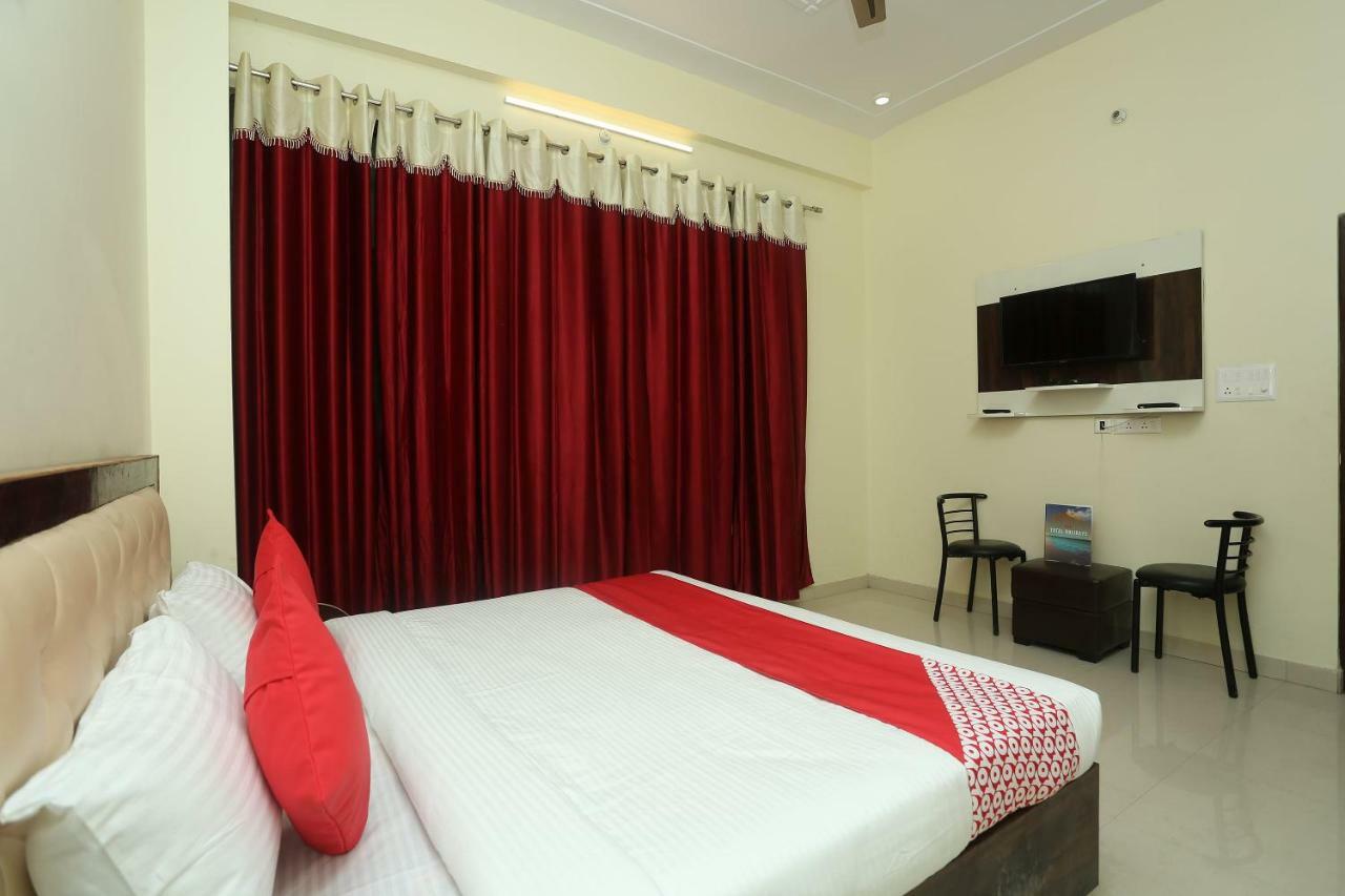 Oyo 16995 Sr Blessings Hotel Chinhat Exterior foto