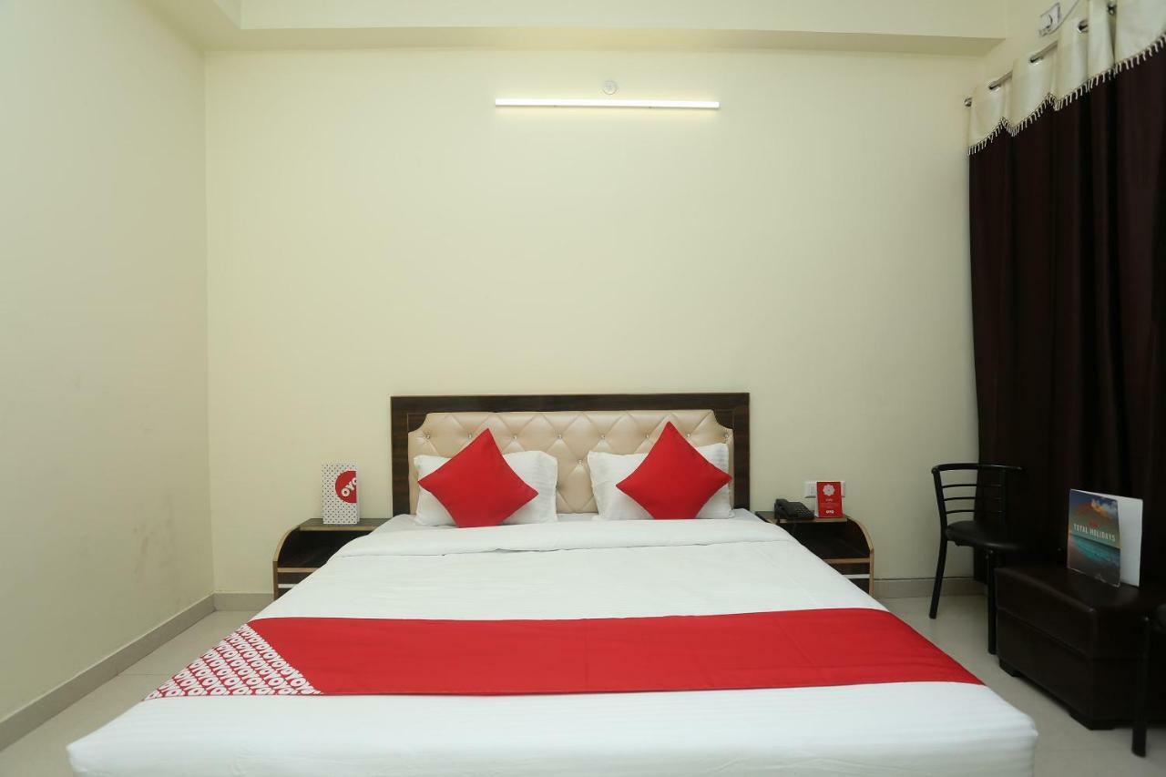 Oyo 16995 Sr Blessings Hotel Chinhat Exterior foto