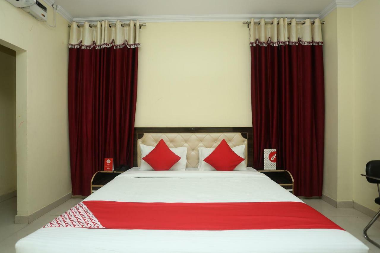 Oyo 16995 Sr Blessings Hotel Chinhat Exterior foto