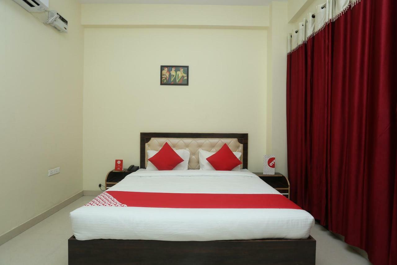Oyo 16995 Sr Blessings Hotel Chinhat Exterior foto
