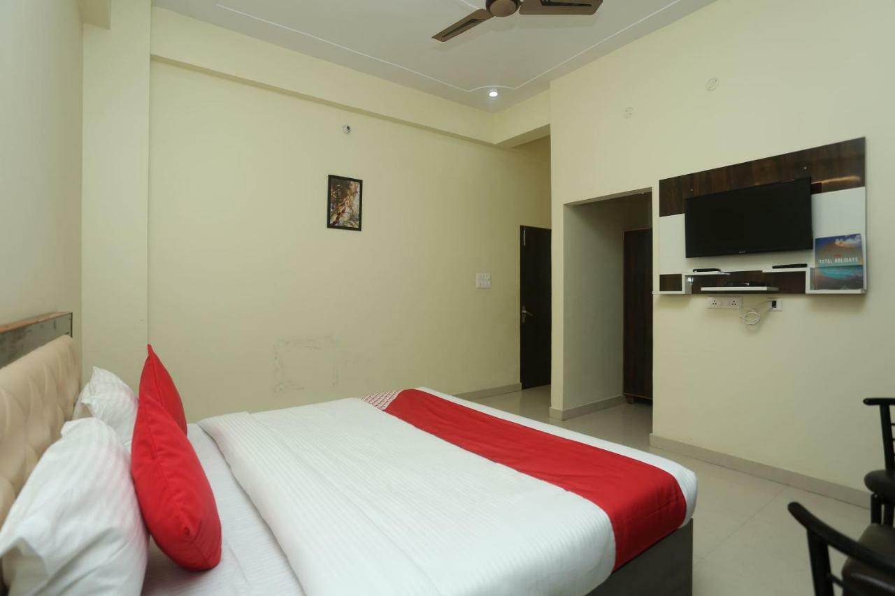 Oyo 16995 Sr Blessings Hotel Chinhat Exterior foto