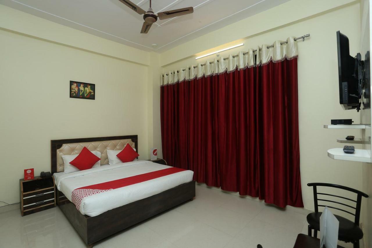 Oyo 16995 Sr Blessings Hotel Chinhat Exterior foto