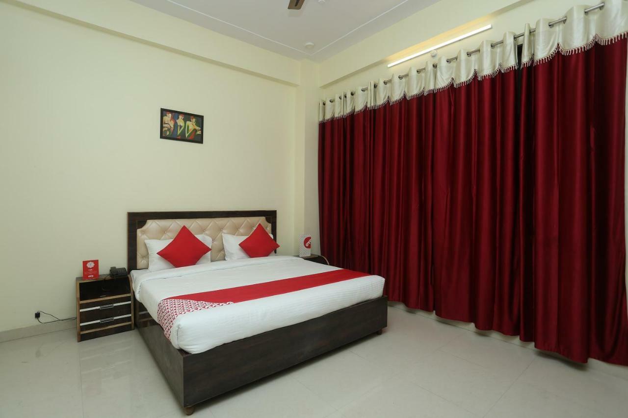 Oyo 16995 Sr Blessings Hotel Chinhat Exterior foto
