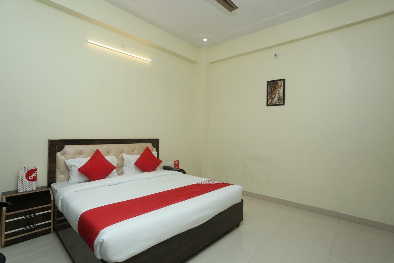 Oyo 16995 Sr Blessings Hotel Chinhat Exterior foto